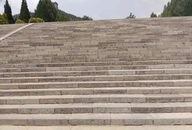 乾陵石阶路从陵前村东西路起步,以古陵头道门和华表中心为主轴线,从两