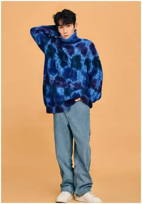 朱一龙的下半身搭配浅蓝色的阔腿裤. 设计非常宽松,休闲又帅气.