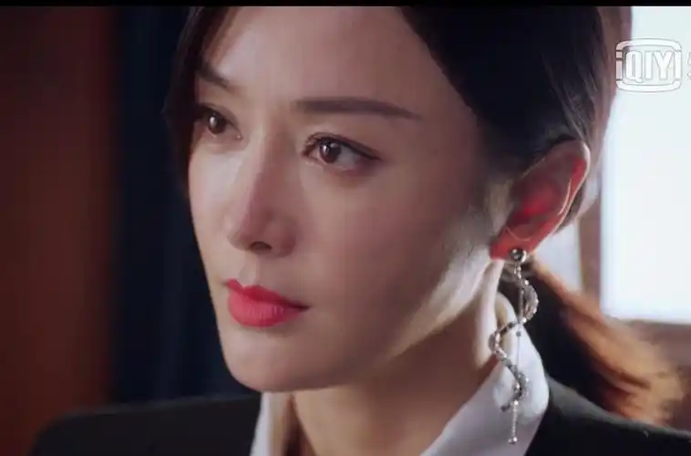 眉毛上扬眼神冰冷,秦岚这部剧表情拿捏的非常到位