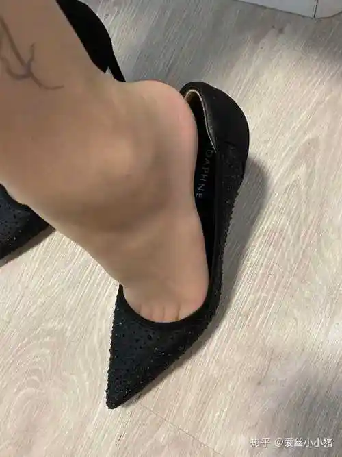 女生袜子的味道跟男生不一样么?