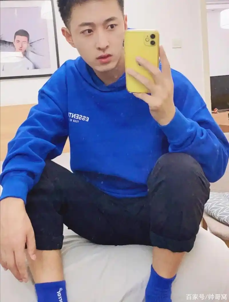 身高178,体重130的95后文艺男生,穿蓝色卫衣有型更显男人气质!