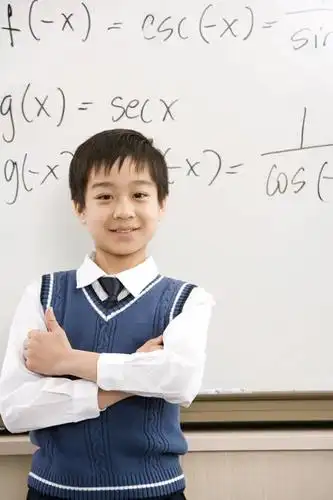 东方人,儿童,少年,一个人,学生,学校,教学楼,站,笑,双手交叉,微笑