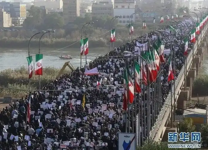 资料图片:伊朗西南部城市阿瓦士,民众参加支持政府的集会活动.