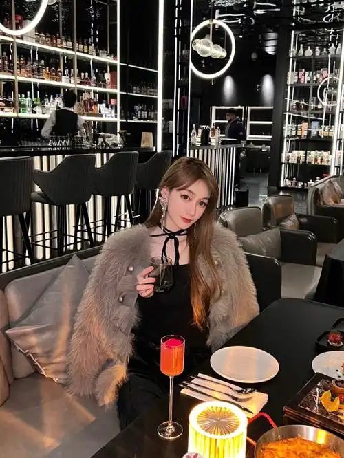 氛围感拉满00黑金格调网红西餐酒吧