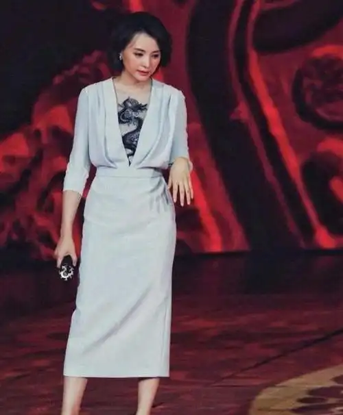 董卿这气质了穿深v领上衣开叉到腰不风尘反而有高贵感十足