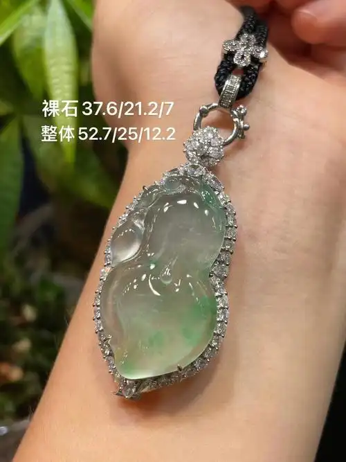 翡翠花型吊坠镶嵌