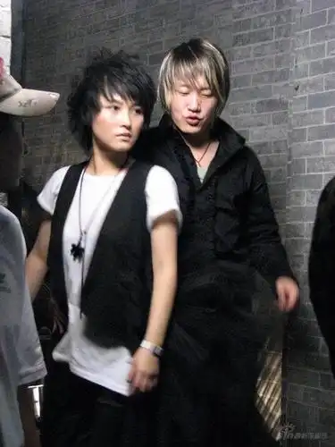 厉娜苦练舞蹈拍mv 筹备专辑不怕竞争(组图)