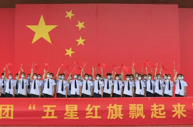 喜迎国庆 五星红旗飘起来