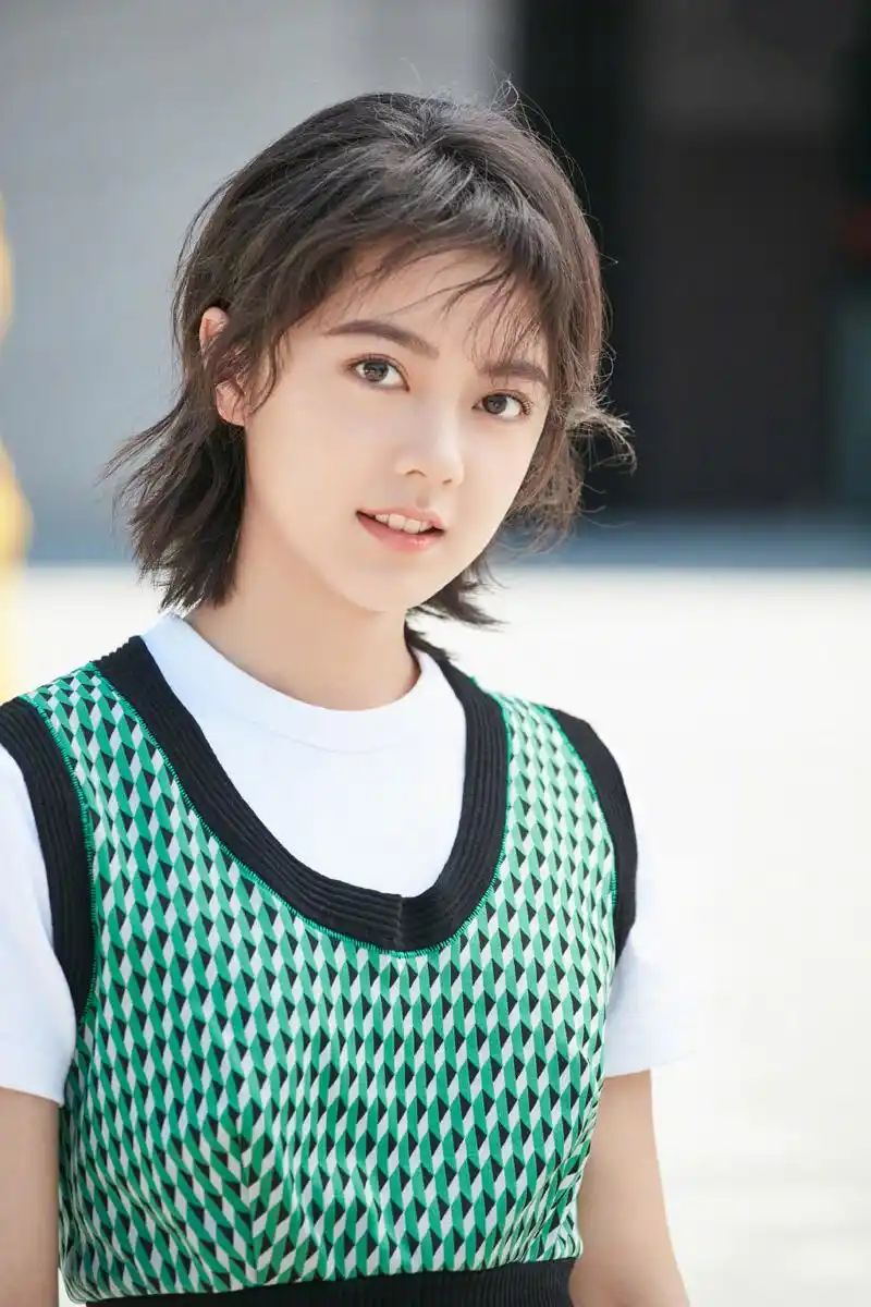 女演员赵今麦清新靓丽时尚写真