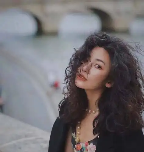 韵味十足的妹子一定要尝试的一款烫发发型.百搭显肤色也非常复古.