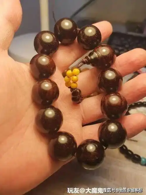 网友晒盘了几十年的小叶紫檀手串这不巧克力吗