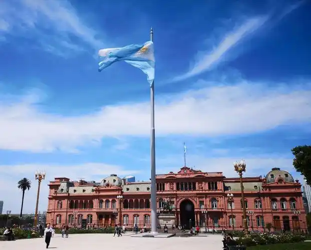 总统府上方飘扬着蓝白相间的阿根廷国旗.