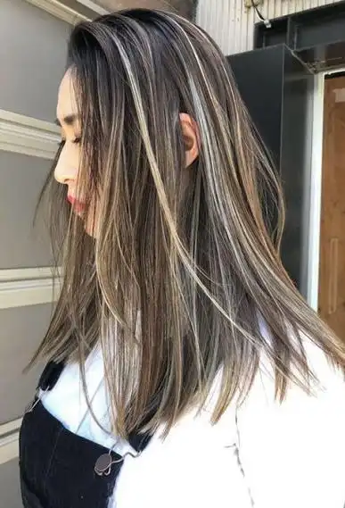 大气风韵的女孩子中长发,无刘海的头发部分愈加迷人,挑染出的头发颜色