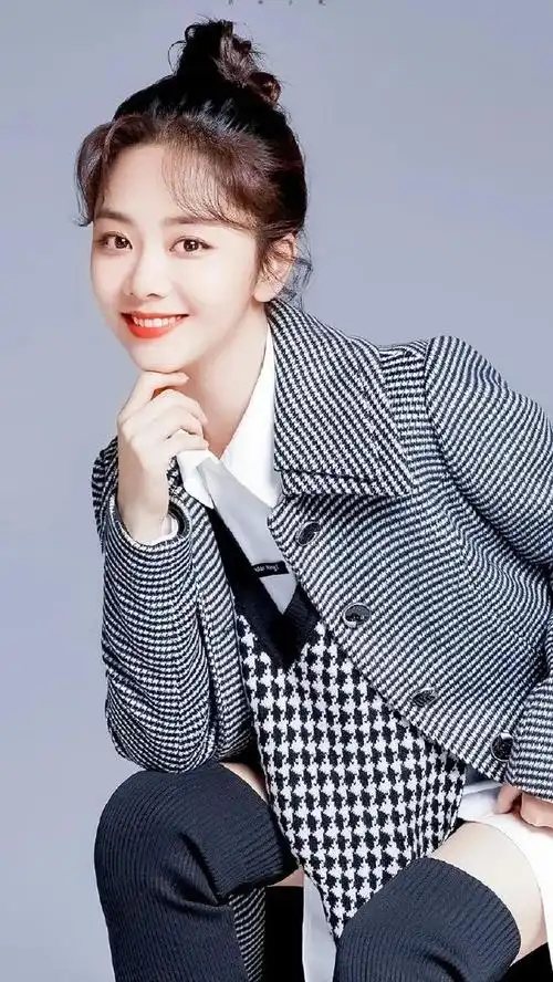 真公主!谭松韵糖纸裙造型美翻了,30岁的年纪16岁的脸太优越