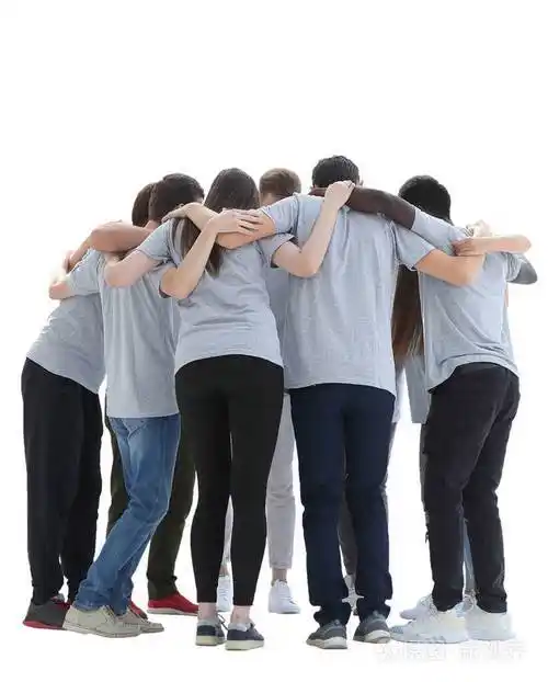 一群年轻人围成一圈互相拥抱