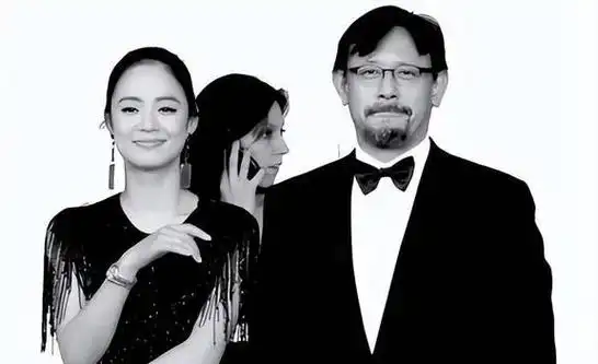 姜文一家四口罕同框俩儿子罕露正面身高惊人长相都随爸