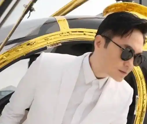 袁咏仪夫妇拍大片张智霖坐直升机出场超帅气结婚20年眼神太真实