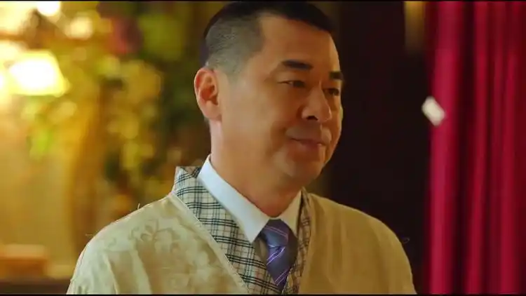 中国式关系:生意人不断给大叔敬酒,大叔受不了,出来吃东西