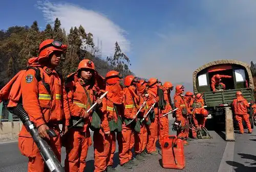 2月8日下午,一些森林武警在大理山火现场整装待发.