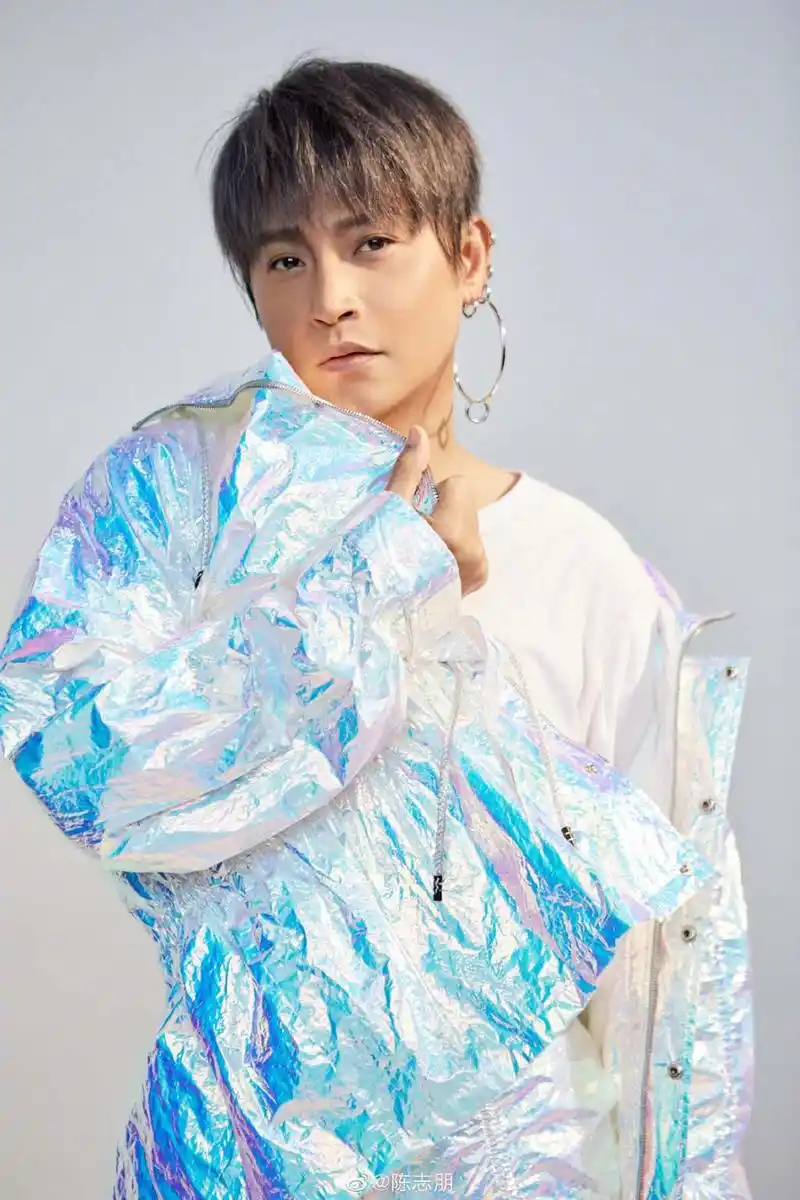 陈志朋最新写真曝光戴圆环耳饰时尚个性zt