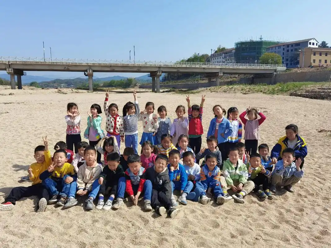 春天里的快乐!#无忧无虑的年纪真好 #河边 - 抖音