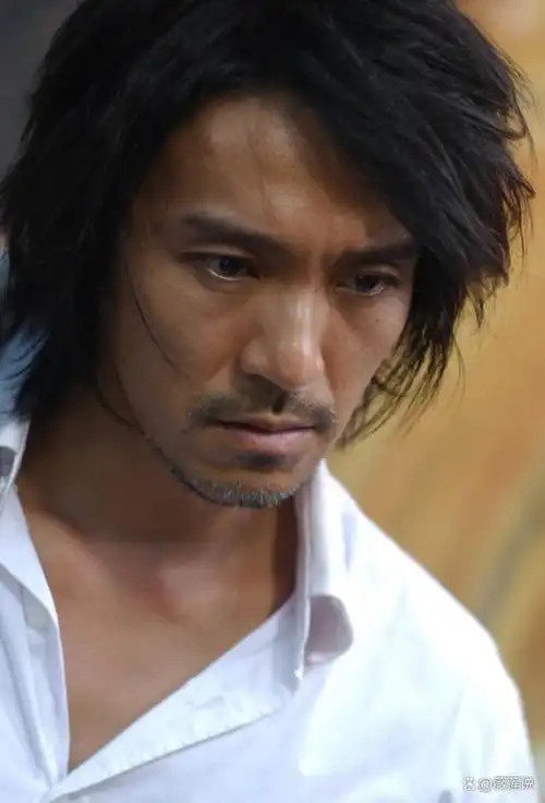 当问及周星驰何时结婚时,他苦笑道:"你觉得我还有机会吗?