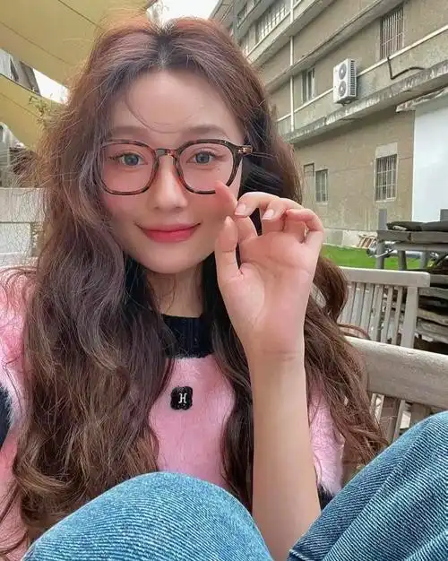 戴眼镜发型.|发型|眼镜_新浪新闻