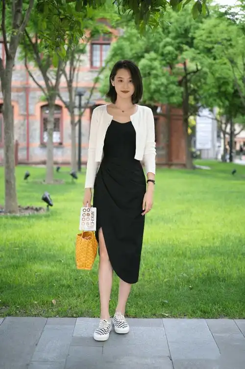 原创还是杭州美女街拍接地气普通的基础款穿出高级气质值得借鉴