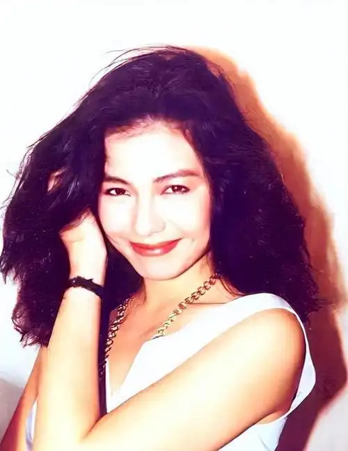 钟楚红广告商丈夫英年早逝无儿无女守寡16年60岁重获新生