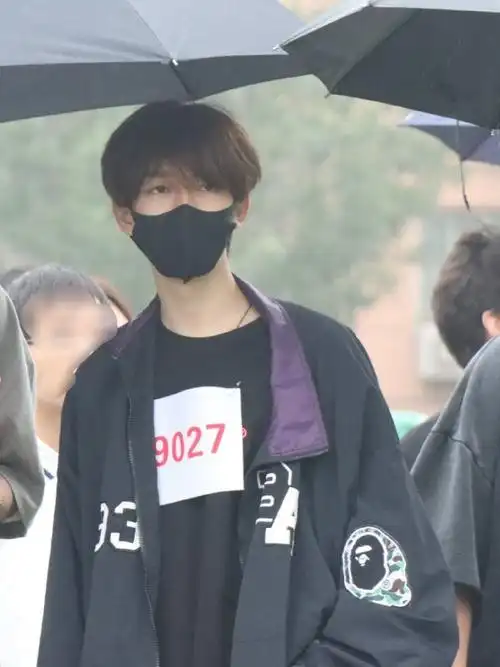 贺峻霖校园运动会饭拍路透9615运动会上意气风发的少年戴着口罩也