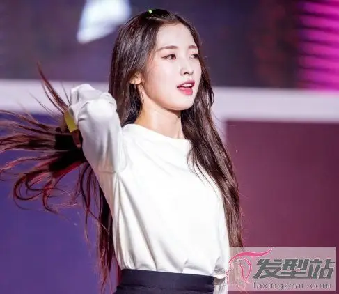 简单大方的披发发型 女生发型选它美翻了_发型站_最新流行发型设计