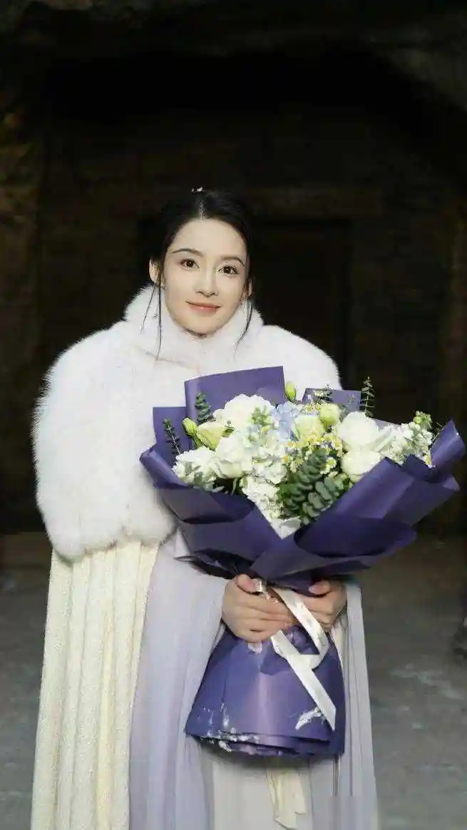 黄景瑜剧组撒钱?李沁忙撕戏?方逸伦打酱油?