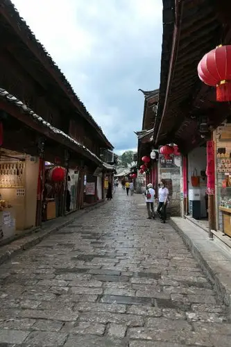 古城街道,那亮闪闪的石板路很有岁月感.