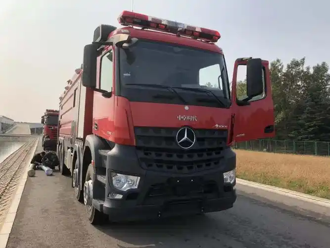 红门巨兽——奔驰18吨重型泡沫消防车