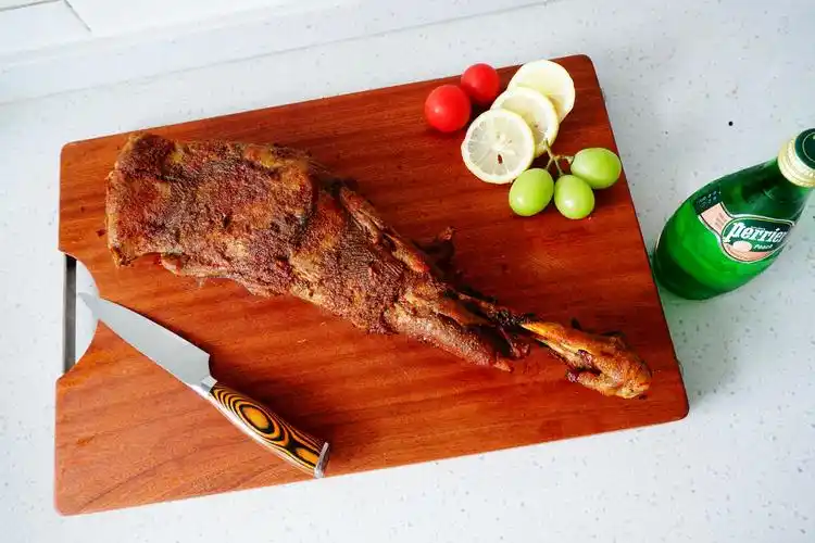 阵主用过很多款烤箱来做这道烤羊腿,这次是做的最外焦里嫩,且各处受热