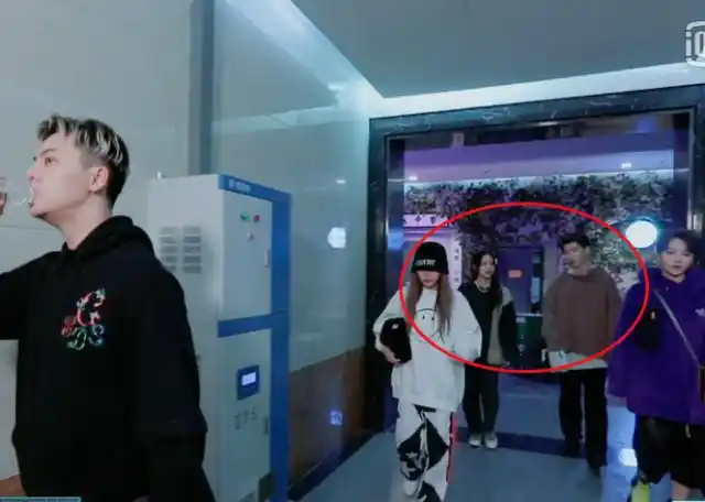 欧阳娜娜直接趴在范丞丞身上,全然不顾镜头存在,对他称呼太大胆