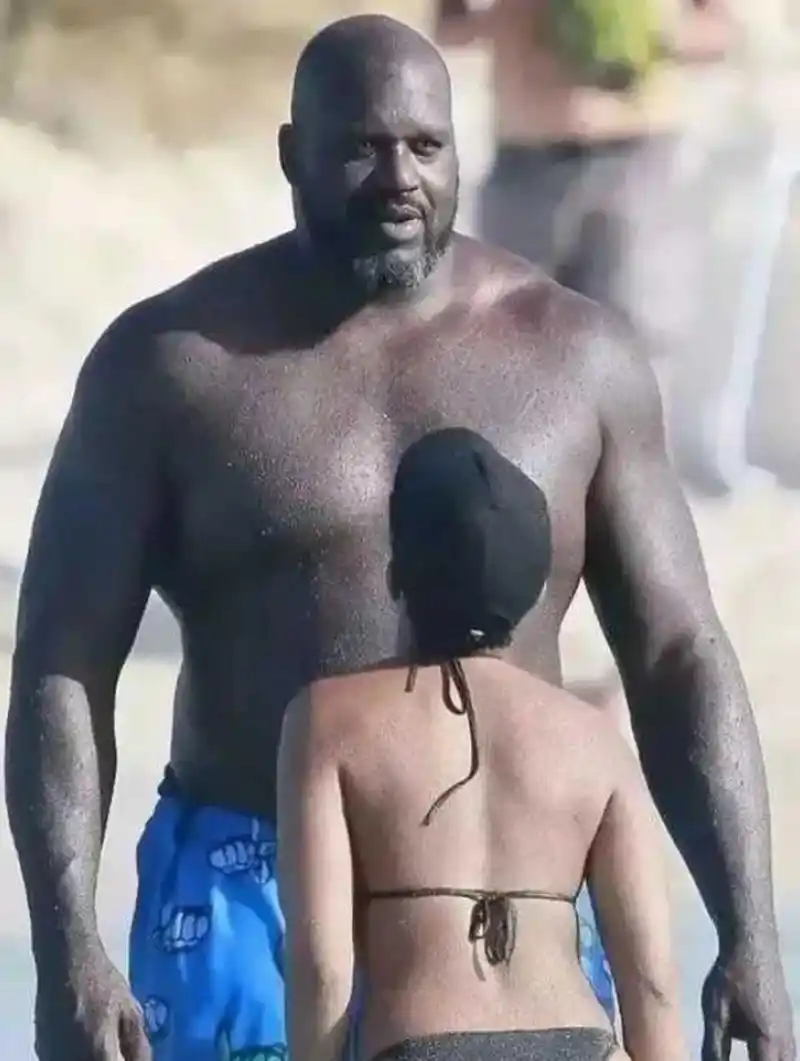 前nba巨星奥尼尔体重超200公斤,但是他老婆只有45公斤.