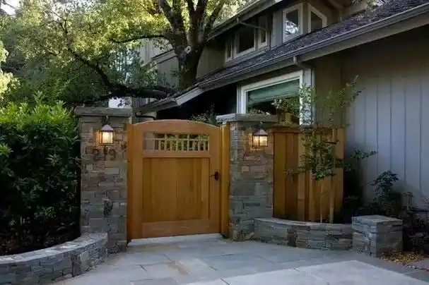 而朴实无华的木质大门,仿佛将我们带入一个别有洞天的世界.