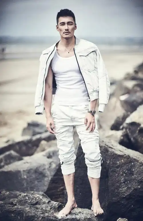 胡兵曝海滩迷人大片 肌肉结实荷尔蒙气息满溢