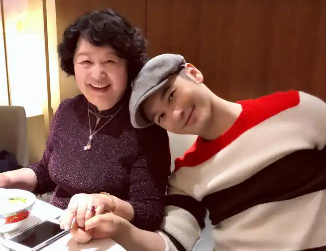 黄晓明一家三代同框!