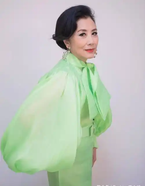 汪明荃已经72岁了,身穿荧光绿连衣裙,还是那么年轻!_造型_活力_线条