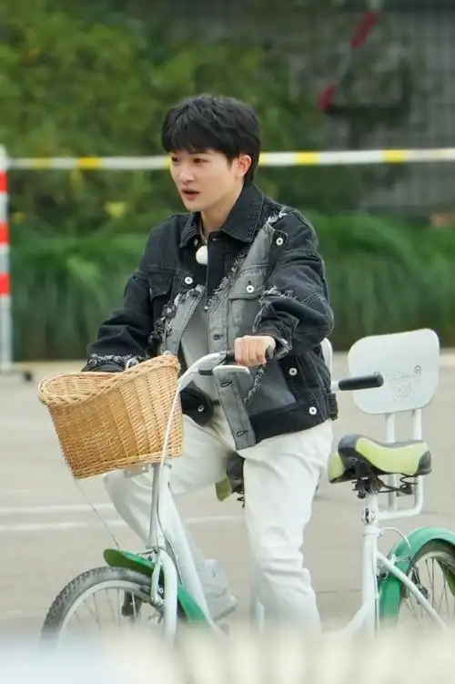 周深自行车骑出了过山车的刺激感##周深奔跑吧