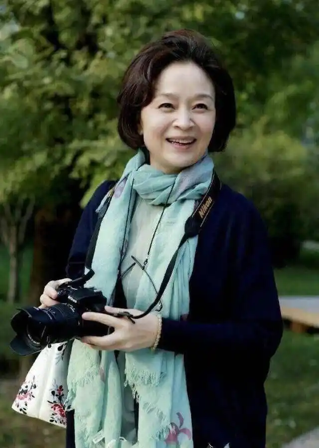 原创62岁刘莉莉老得不做作衬衫配丝巾慈祥温和短发微卷气质优雅