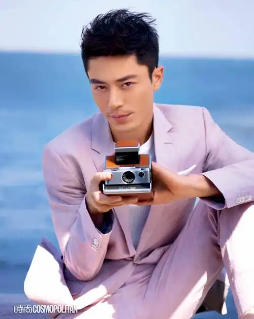 1979年12月26日出生于台湾省台北市,祖籍山东烟台龙口,华语影视男演员