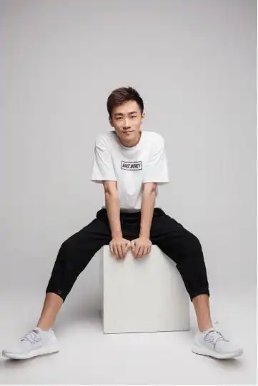 徐悦做客虎牙不求人直播间,开黑吃鸡乐趣多多