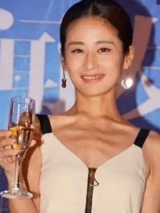 拍《千山暮雪》的时候,应该是颖儿的体重巅峰,达到了130斤,粗壮的脖子