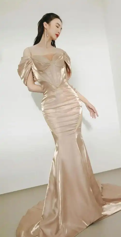 金晨身穿金色修身拖尾裙气质典雅高贵