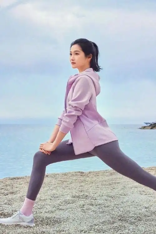 关晓彤海边跑步引热议:女神也爱"接地气"运动风?