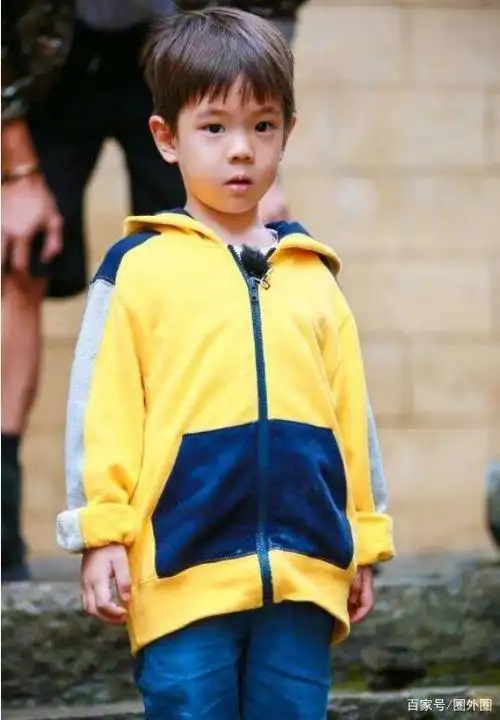 嗯哼长大后近照,单眼皮悄悄变双眼皮,网友:霍思燕真有毅力!