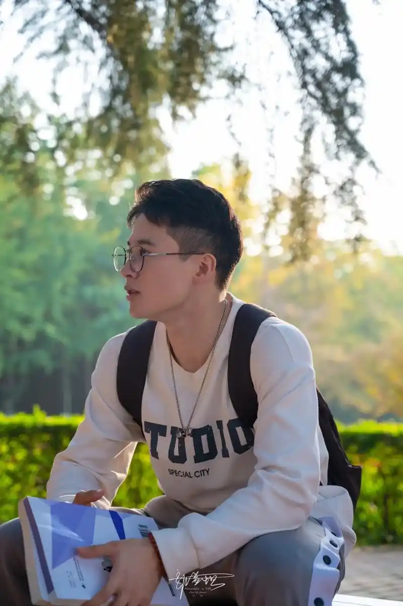 下了课我们一起去操场吹吹风吧!#摄影 #校园 #少年感 #拍 - 抖音